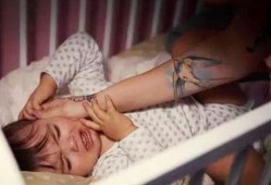 黑哥爆料小孩摔下床视频,小孩意外摔下床，视频曝光引关注